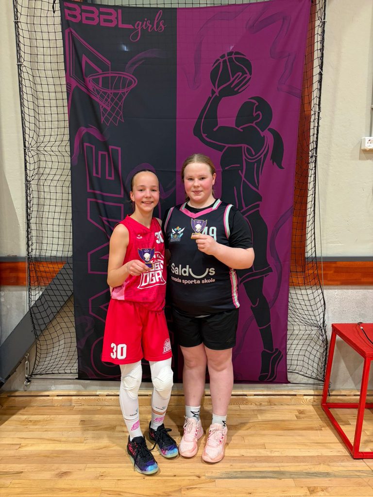 divas spēlētājas ar apbalvojumu rokās