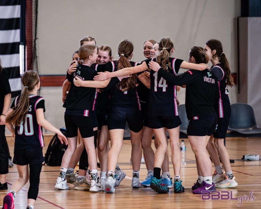 spēles moments. meitenes apķērušās un apskauj vien otru