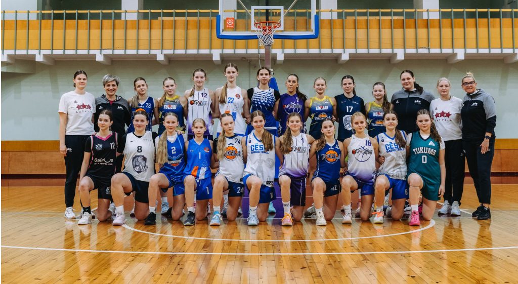 akadēmijas spēlētāju kopbilde - zem groza