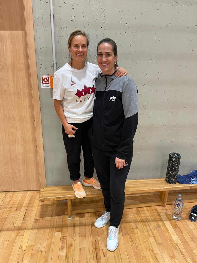 divas sievietes attēlā, viena no tām mūsu trenere - uzkāpusi uz soliņa