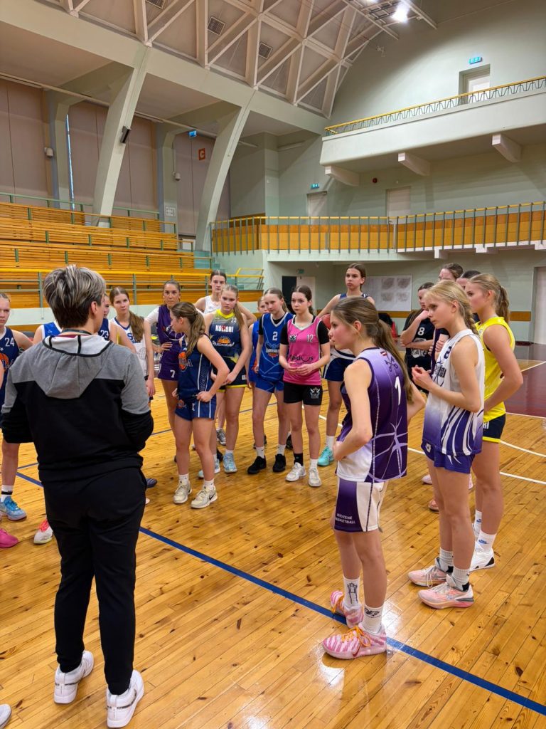 spēles moments, trenerei apkārt spēlētājas