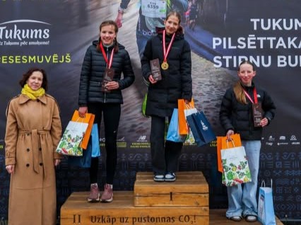 Mūsu audzēkņi parādīja lielisku sniegumu taku skrējiena “Stirnu buks ” ietvaros