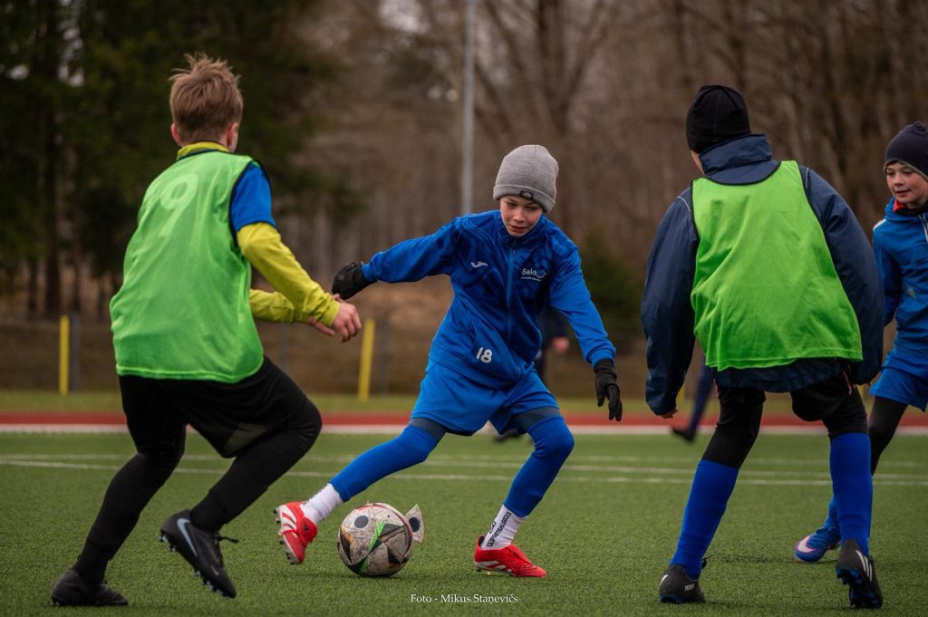 spēles epizode, viens zēns ar bumbu, pārējie dzenas pakaļ