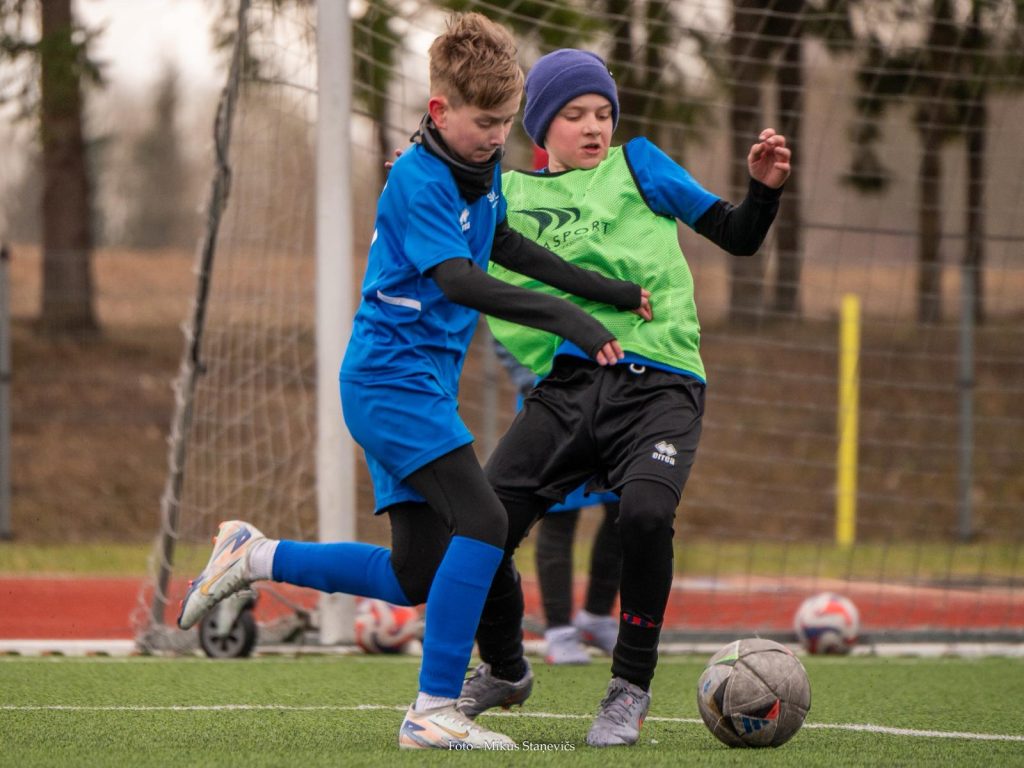 spēles epizode, viens zēns ar bumbu, viens mēgina atņemt bumbu