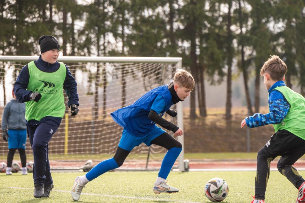 spēles epizode, viens zēns ar bumbu, pārējie dzenas pakaļ