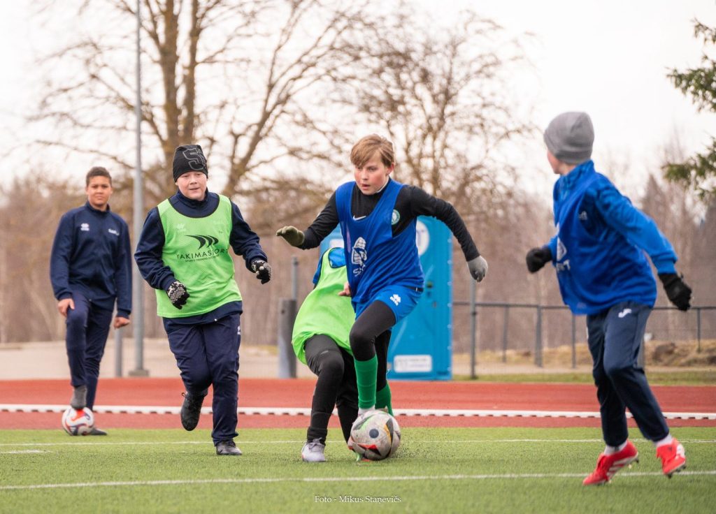 spēles epizode, viens zēns ar bumbu, pārējie dzenas pakaļ