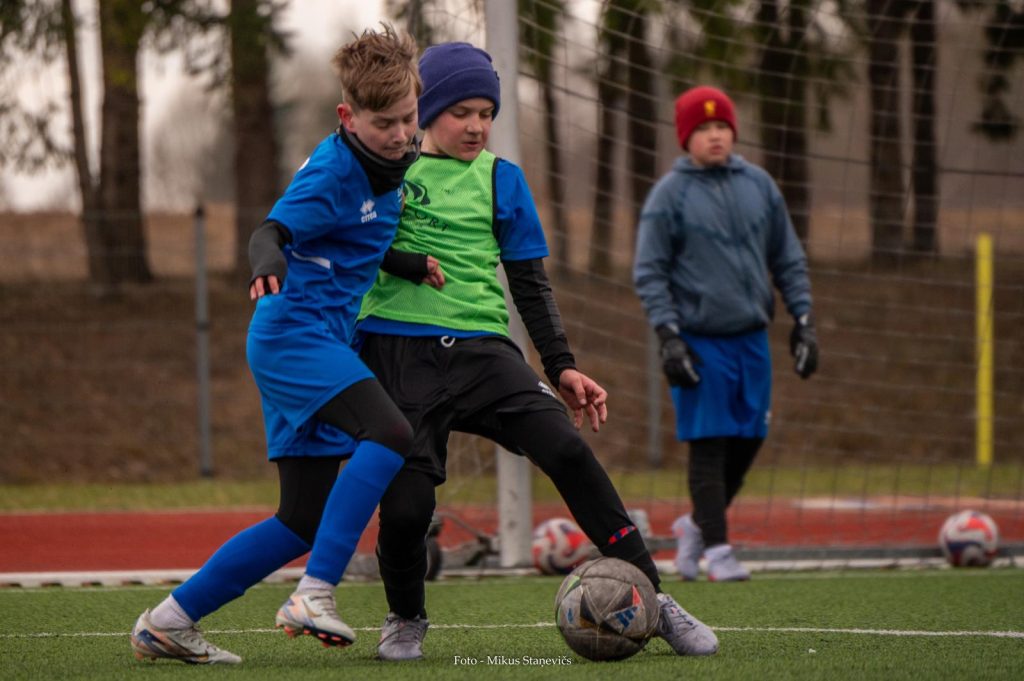 spēles epizode, divi zēnu cīņa par bumbu