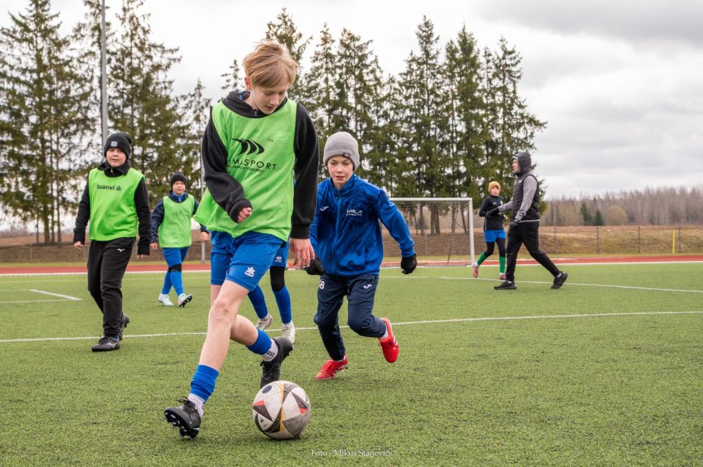 speles epizode, pretnieks ar bumbu