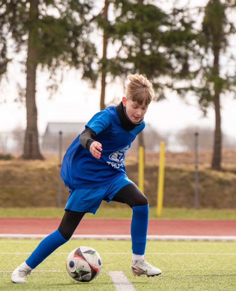 tuvplānā mūsu futbolists ar bumbu