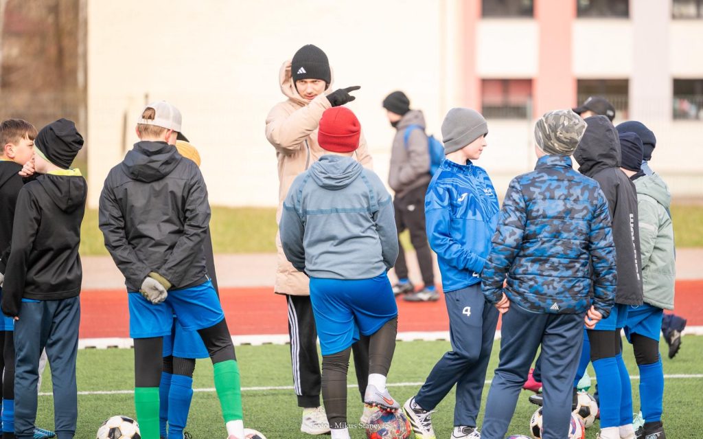 Treneris bērniem rāda ar pirkstu, stāsta spēles epizodi
