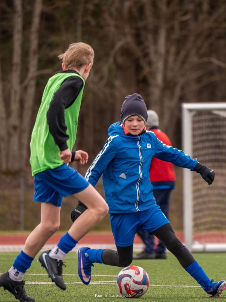 speles epizode, divi zēnu cīņa par bumbu