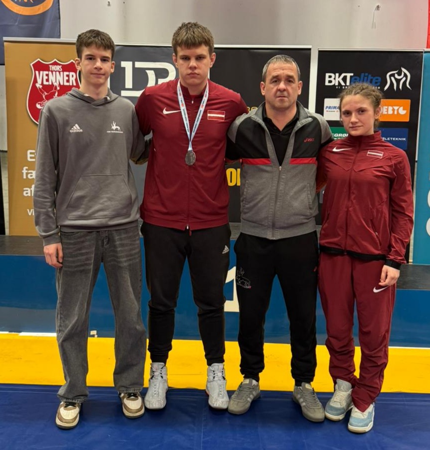 mūsu audzēkņu un komandas trenera kopbilde