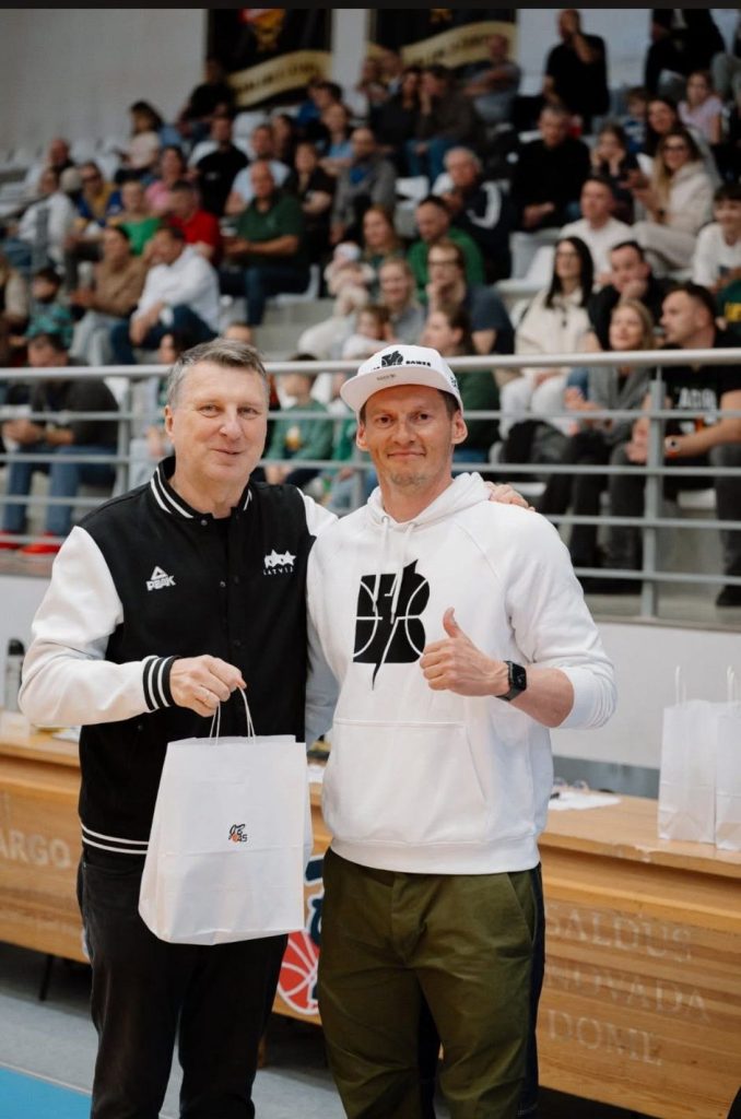 Jānis Blūms kopā ar Raimondu Vējoni