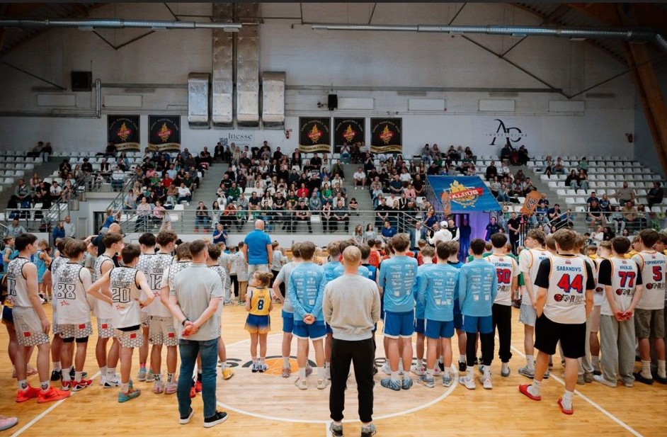skats no aizmugures uz spēlētājiem un skatītāju tribīnem