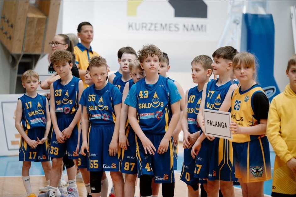 skats uz spēlētājiem, kuri nostājušies rindā