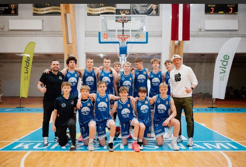 Jānis Blūms kopbildē ar vienu no puišu komandām