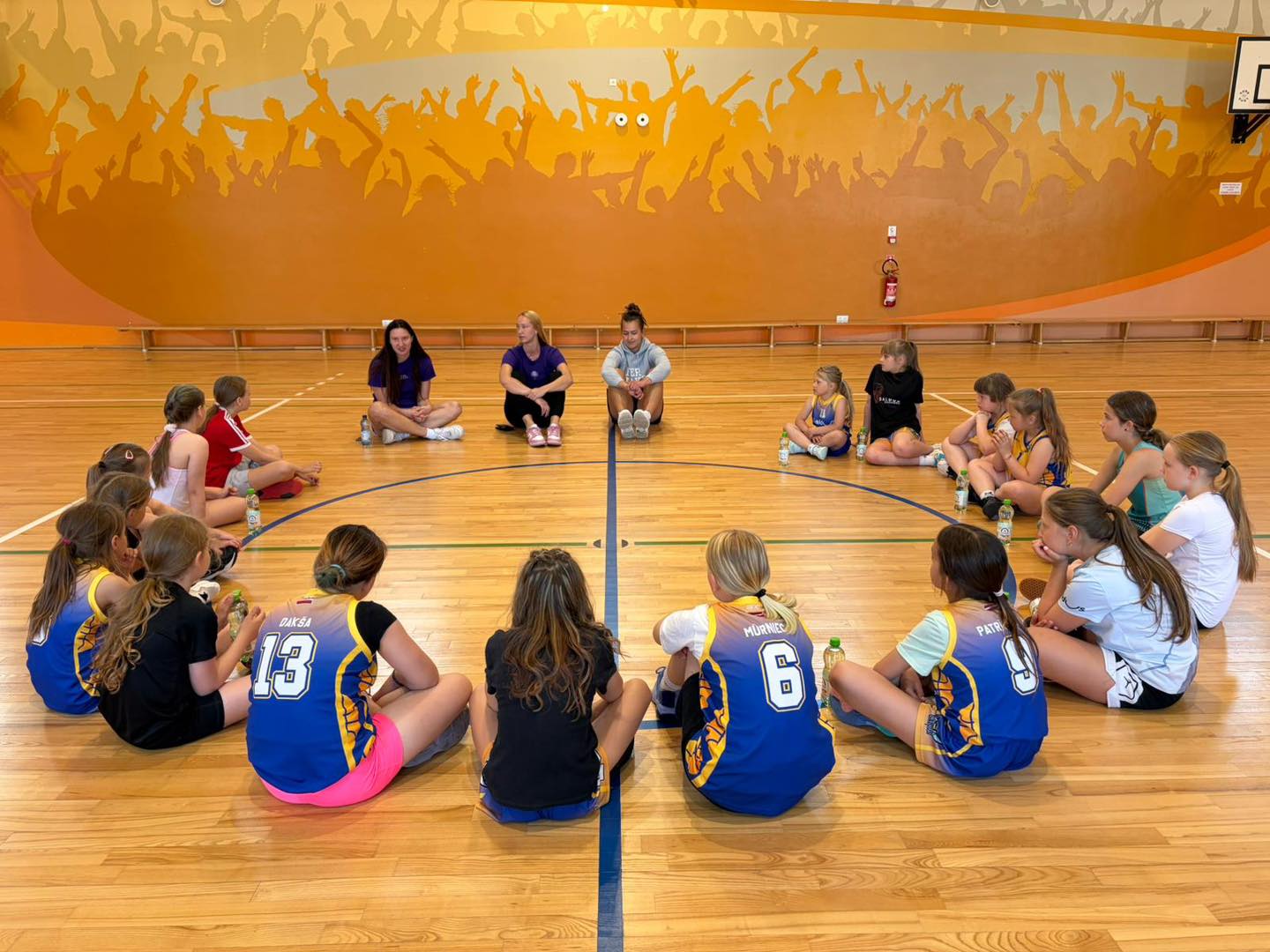 Pie mūsu jaunajām basketbolistēm ciemojās 3 Latvijas valstsvienības spēlētājas