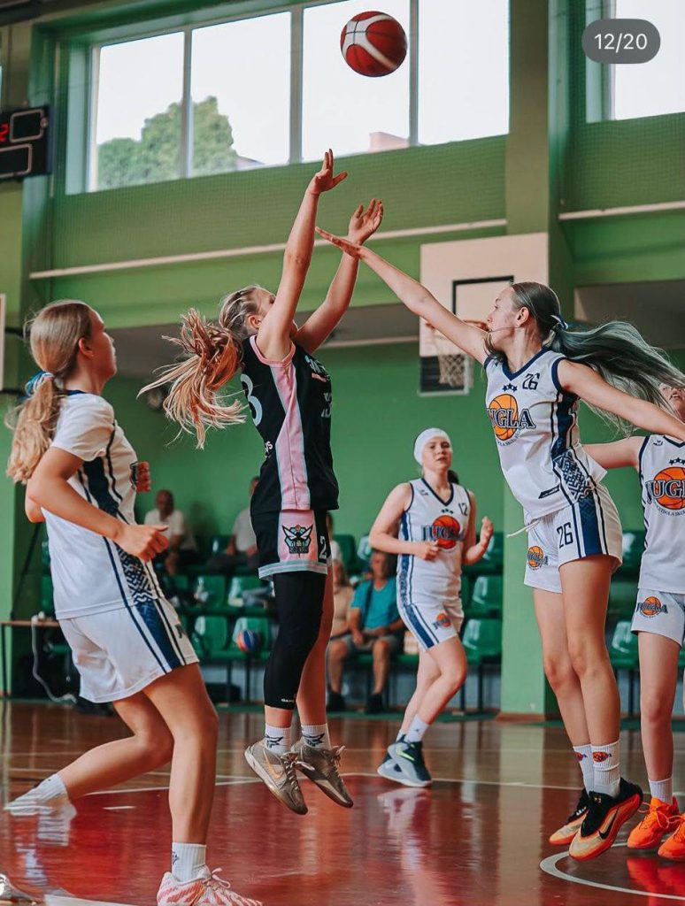 spēles moments, basketbolistes palekušās un cenšas satvert bumbu gaisā