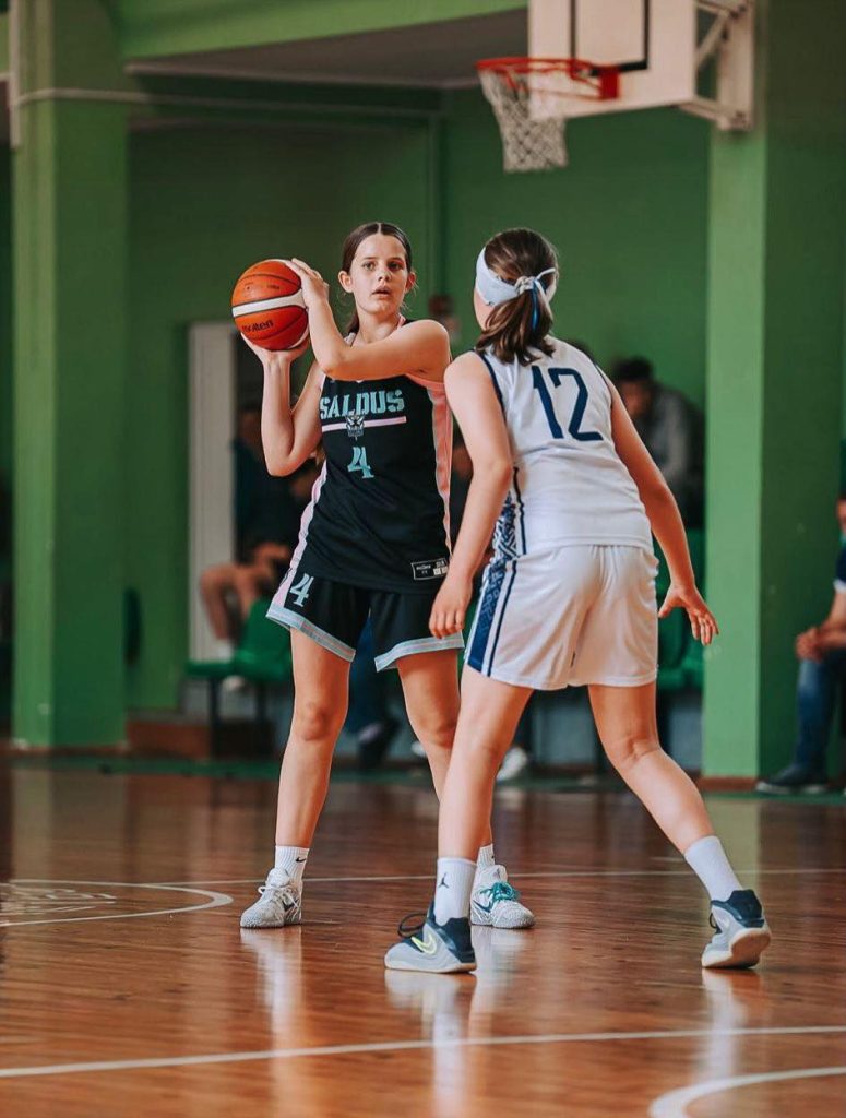 mūsu audzēkne ar pretinieci. mūsu basketbolistei bumba
