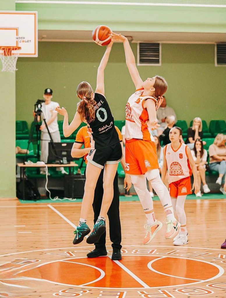 foto lecienā. divas basketbolistes cīnās par bumbu