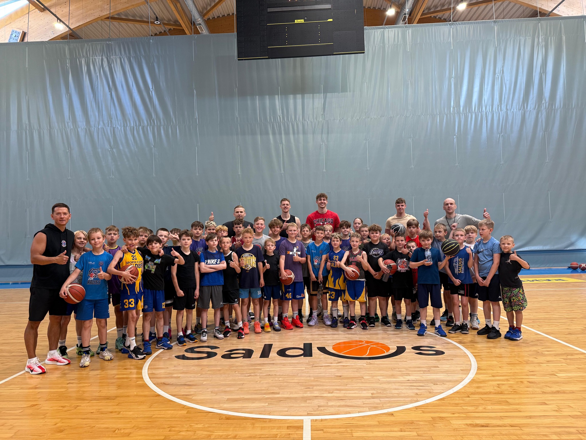 Pie jaunajiem basketbolistiem viesojas bijušie audzēkņi