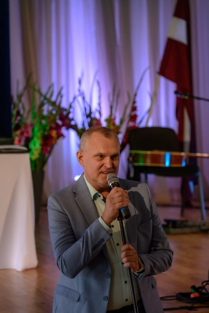 sporta skolas direktors uzrunā visus klātesošos